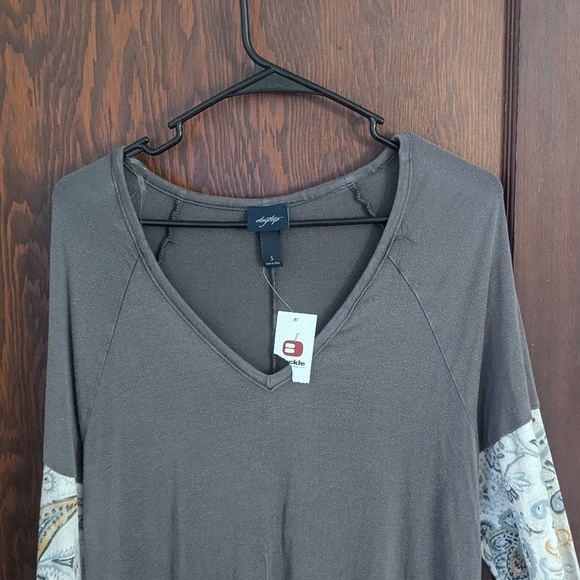 New with Tags Daytrip  Brown V Neck with Printed Sleeves Shirt Size Small - Picture 2 of 6
